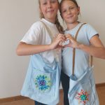 KREATIVNE POČITNICE - nastala platnena, poslikana torba