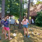Kreativne počitnice - slikanje na slikarskih stojalih v naravi